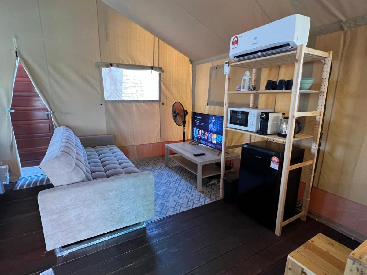 Rembulan Escape - Beachfront Safari Tent Kampung Penarik Exterior photo
